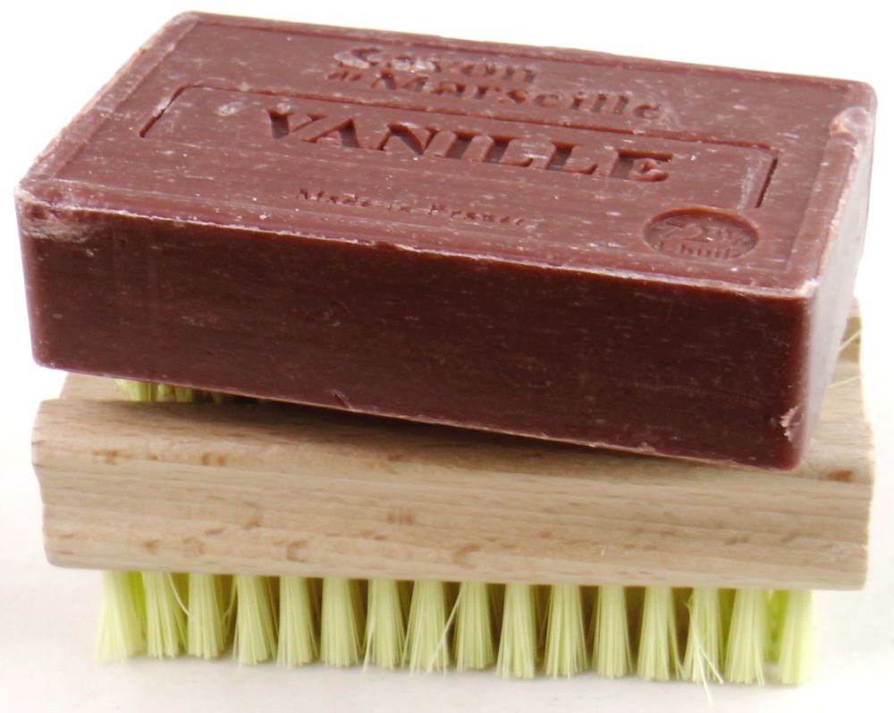 Le Chatelard Vanilla Seife auf Handwaschb&uuml;rste