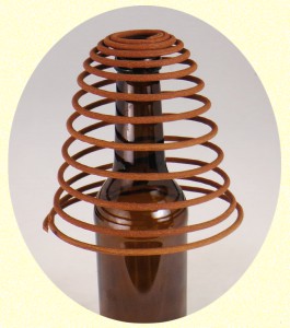 Einfaches Abglimmen einer Räucherspirale mit einer Flasche als Halter.