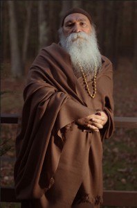 Prabhuji ist ein verwirklichter Meister, ein Avadhūta, ein universalistischer Advaita-Mystiker, ein autorisierter Vertreter des Hinduismus und der Begründer des Rückwärtsgerichteten Pfades. Seine tiefe religiöse Hingabe findet Ausdruck in seinem künstlerischen Schaffen als Schriftsteller und Maler.
Ein mystisches Erlebnis im Alter von acht Jahren inspirierte ihn zur Suche nach der Wahrheit, der höchsten Wirklichkeit, und verwandelte sein Leben in eine wahre innere und äußere Pilgerreise. Mehr als fünfzig Jahre widmete er der Erforschung und Praxis verschiedener Religionen, Philosophien und Wege der Befreiung. Er verinnerlichte die Lehren großer Meister, Schamanen, Priester, Machis, Shifus, Roshis, Scheichs, Yogis, Pastoren, Rabbiner, Kabbalisten, Mönche, Gurus, Philosophen, Weise und Heiliger, die er während seiner Suche persönlich aufsuchte. Für ihn ist das Erwachen auf der Ebene des Bewusstseins, die Transzendenz des Egos, der nächste Schritt in der Evolution der Menschheit. Prabhuji zog sich aus der Gesellschaft zurück und führte fortan ein Einsiedlerleben. Seine Tage verbringt er in Stille, mit Beten, Schreiben, Malen und Meditieren. Prabhuji's Gifts